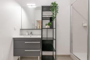 a bathroom with a sink and a mirror at Charming Lodge Disneyland Paris - 4 pers - 1 Ch - 15 min in Chessy +9 photos