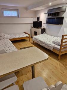 Pokój z 2 łóżkami, stołem i krzesłami w obiekcie Apartament Cichy i Wygodny w mieście Stalowa Wola