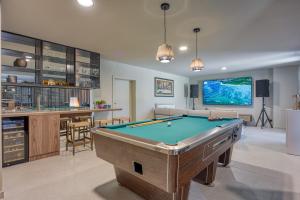 a living room with a pool table and a tv at Villa Clara Meloni in Motovun