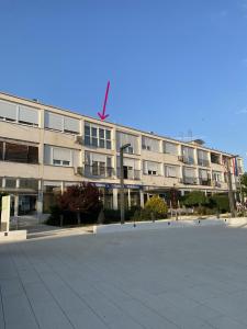 an empty parking lot in front of a building at Apartman 'City View' Popovača in Popovača