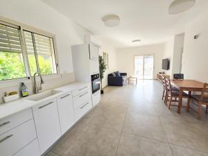 Kuchyň nebo kuchyňský kout v ubytování המקום של אסי - Assi's place + 33 fotografií