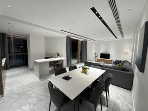 Χώρος καθιστικού στο SkyHigh Central 360 Gym & Pool