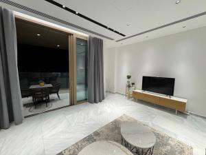 Μια τηλεόραση ή/και κέντρο ψυχαγωγίας στο SkyHigh Central 360 Gym & Pool