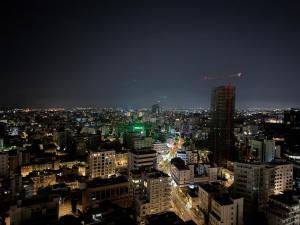 une vue d'une ville la nuit dans l'établissement SkyHigh Central 360 Gym & Pool, à Nicosie