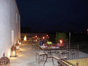 een tafel en stoelen op een patio in de nacht bij Masia Tinet in Deltebre