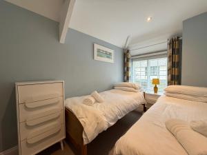 Voodi või voodid majutusasutuse Sheplegh Court Charming Cottage and Pools within Stunning Grounds toas +20 fotot