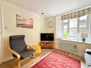 Televiisor ja/või meelelahutuskeskus majutusasutuses Sheplegh Court Charming Cottage and Pools within Stunning Grounds