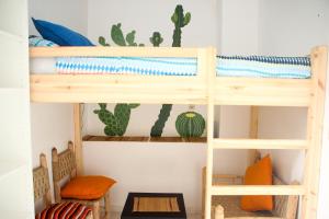 Litera o literas en una habitación de Ifni Surf Hostal 23 fotos más