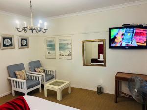 TV a/nebo společenská místnost v ubytování De-Villa Guesthouse