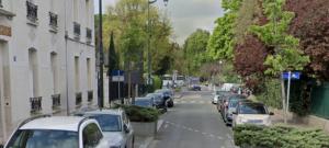 una strada con auto parcheggiate ai lati della strada di apart 94160 studio a Saint-Mandé Altre 2 foto