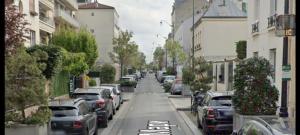 una strada con auto parcheggiate ai lati della strada di apart 94160 studio a Saint-Mandé