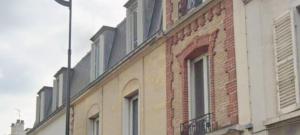 una fila di finestre sul lato di un edificio di apart 94160 studio a Saint-Mandé