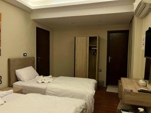 מיטה או מיטות בחדר ב-majestic hotel pyramids view