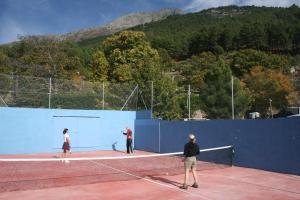 Tenis alebo squash v ubytovaní Hotel Rural Abejaruco alebo jeho okolí