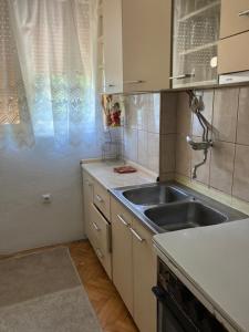 Η κουζίνα ή μικρή κουζίνα στο Ivana Apartment