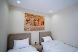 מיטה או מיטות בחדר ב-majestic hotel pyramids view