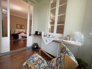 Faggeto Lario にあるLake Como Villa Ines Junior Apartmentのリビングルーム(カウンター付)、