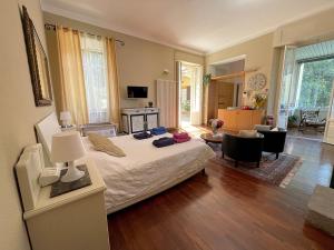Faggeto Lario にあるLake Como Villa Ines Junior Apartmentのベッドとリビングルームのある寝室