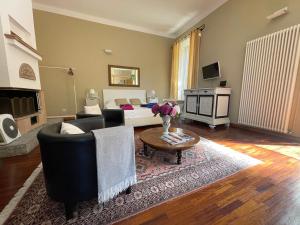 Faggeto Lario にあるLake Como Villa Ines Junior Apartmentのソファとテーブルのあるリビングルーム +19枚の写真