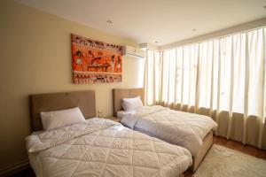 מיטה או מיטות בחדר ב-majestic hotel pyramids view
