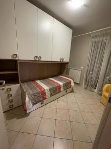 una camera da letto con un letto e armadi bianchi di La Casa Bella Di Nina a LʼAmericano