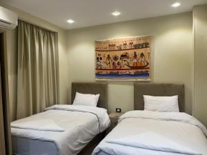 מיטה או מיטות בחדר ב-majestic hotel pyramids view
