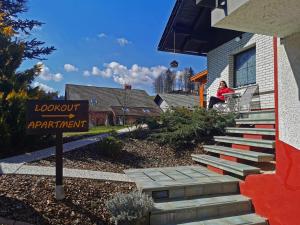 een vrouw die op de veranda van een huis zit bij Lookout Resort in the green heart of Slovenia in Rovte