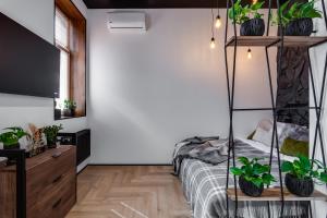 Ένα ή περισσότερα κρεβάτια σε δωμάτιο στο Lviv City Center Loft