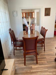 ein Esszimmer mit Tisch und Stühlen in der Unterkunft Kuzmanovski Apartments in Bitola