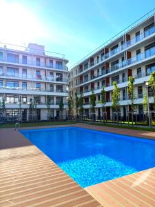 Bazén v ubytování Apartament 3MOLA Ku Morzu - Basen, Balkon oraz Prywatny Taras na dachu, Free Parking, 150 metrów do Morza nebo v jeho okolí