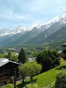 une vue sur les montagnes depuis une maison dans l'établissement OLCA Les Houches, aux Houches