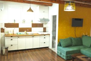 A kitchen or kitchenette at Apartmani Kačara