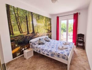 een slaapkamer met een bed met een schilderij aan de muur bij Villa AveKalu in Opric