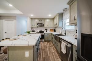 Kuchyň nebo kuchyňský kout v ubytování 3BR Gated Home Near NRG Downtown Rice MedCenter + 12 fotografií