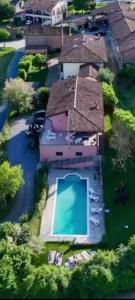 Bazén v ubytování Villa con piscina e intera struttura a uso esclusivo casa del moré nebo v jeho okolí