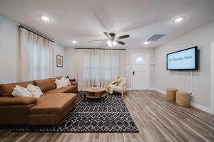 Posezení v ubytování 3BR Gated Home Near NRG Downtown Rice MedCenter