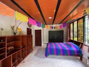 Postel nebo postele na pokoji v ubytování La Casa De Los Sueños Colombia Centro de Bienestar y Hostel Temático Ancestral
