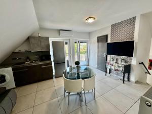A kitchen or kitchenette at Korona Apartman Balatonboglár
