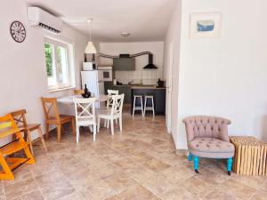 een keuken en woonkamer met een tafel en stoelen bij Villa AveKalu in Opric +16 foto's
