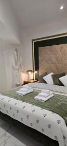 una camera da letto con un letto grande con asciugamani sopra di La Maison Chehaa a Bias