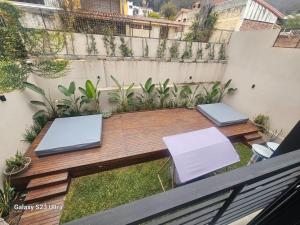 Una vista aérea de un patio con una mesa y sillas. en El Recodo del Cerro Apart 1, en Salta