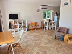 een woonkamer met een keuken en een eetkamer bij Villa AveKalu in Opric