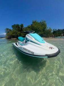 un bateau rapide assis dans l'eau sur une plage dans l'établissement Suite - mata atlântica e praia, à Angra dos Reis 15 autres photos