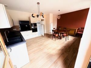 Кухня или мини-кухня в Appartement centre-ville rez-de-chaussée
 +10 фотографий