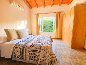 Un pat sau paturi într-o cameră la Silencio, cielo estrellado y naturaleza en Cañon del Atuel +29 fotografii