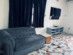 TV a/nebo společenská místnost v ubytování Uno One Airport Inn