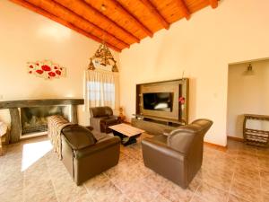 Un televizor și/sau centru de divertisment la Silencio, cielo estrellado y naturaleza en Cañon del Atuel