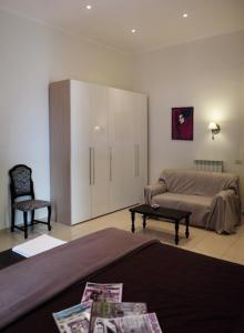sala de estar con cama y sofá en Flora Rooms, en Campobasso