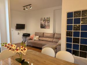 un soggiorno con un divano e un tavolo di Dúplex Horta de Carlota a O Grove