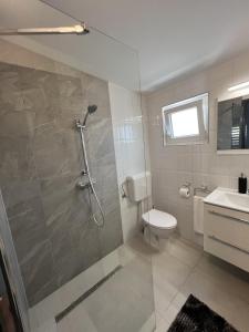 A bathroom at Korona Apartman Balatonboglár Még 16 kép